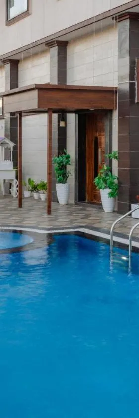Hotel Vasdaa Grand，位于德拉敦的酒店