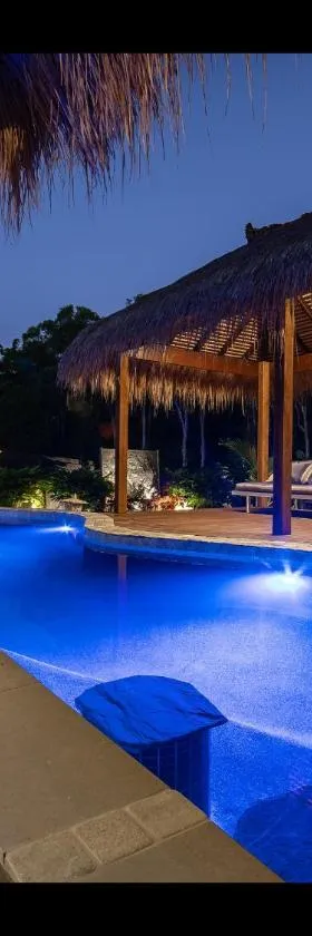 Warm spa, pool & Fireplace - Coolum Bali Gardens，位于库鲁姆海滩的酒店