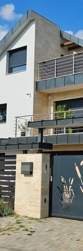 Velence Viola Villa，位于韦伦采的酒店