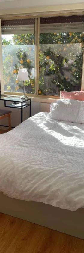 Homestay Lemon room close to station, gym, airport，位于墨尔本的酒店