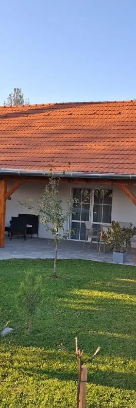 Alpakavendégház，位于Balatoncsicsó的酒店