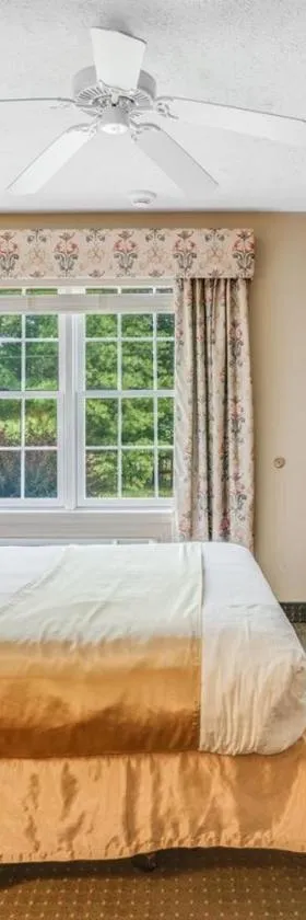 The Willowbrook Golf Hotel At Split Rock，位于莱克哈莫尼的酒店