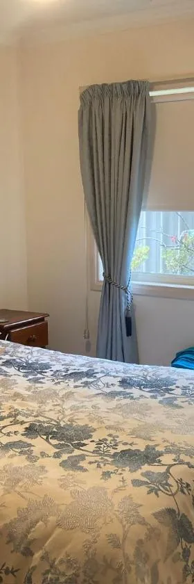 HOME STAY -Private Home - Queen Room Private Bathroom，位于天鹅山的酒店