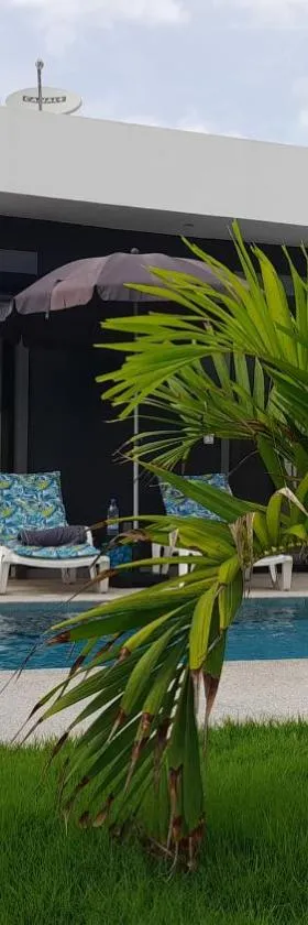 Villa Aux Oiseaux La contemporaine Somone Lagune，位于索蒙的酒店