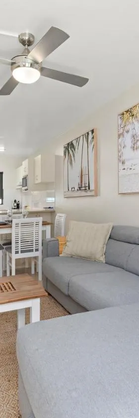 Sawtell Beach Ocean Sands 3 - Opposite Main Beach and short stroll to Coffee Shops and Restaurants!，位于萨维特尔的酒店