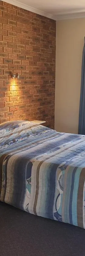 The Finley Palm Motor Inn，位于Finley的酒店