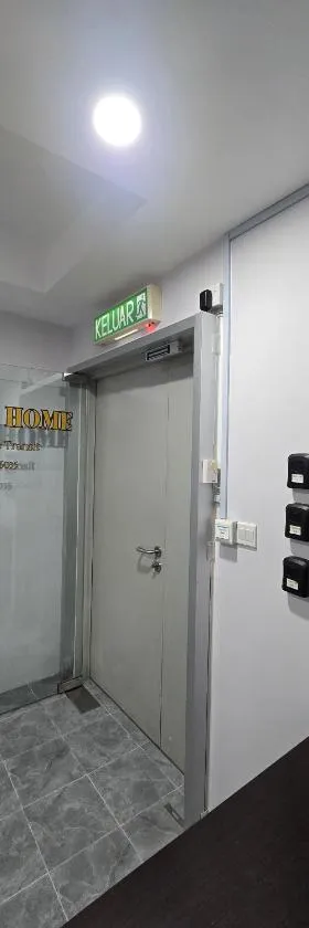 Dazzle Home Aeropod，位于丹绒亚路的酒店