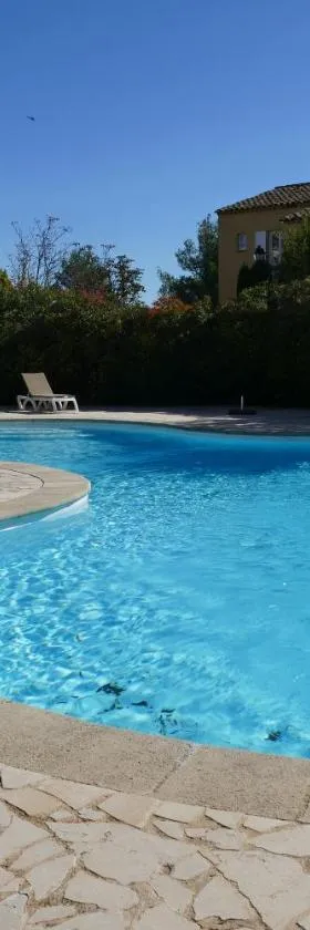 Appartement clim & piscine sur Golf，位于蓬特洛耶尔的酒店