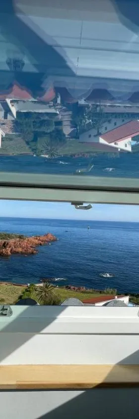 Charmant petit appartement vue mer et corniche Esterel，位于Anthéor的酒店