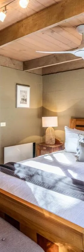 Coastal Couple Retreat - Gas Log Fireplace - Sleeps 2 - Ocean Grove，位于格罗夫海洋的酒店