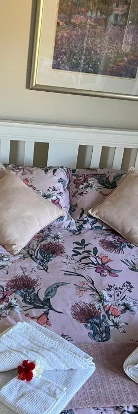 Robyn's Nest - Bed and Breakfast，位于特万庭的酒店