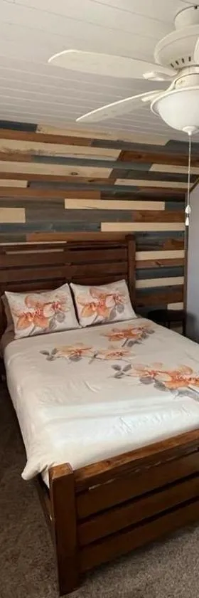Comfortable 2 Bedroom Home in Historic Hibbing，位于Hibbing的酒店