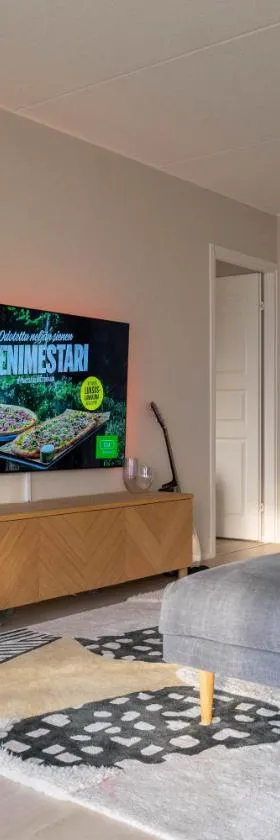 Moderni saunallinen asunto keskustassa ilmaisella parkkipaikalla，位于耶尔文佩的酒店