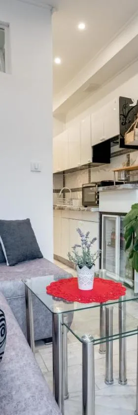 B&B Apartments Coli apartments Ema & Antigona self check on the ground floor，位于巴卡尔的酒店