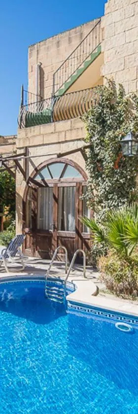 4 Bedroom Farmhouse with Private Pool，位于泽布季的酒店