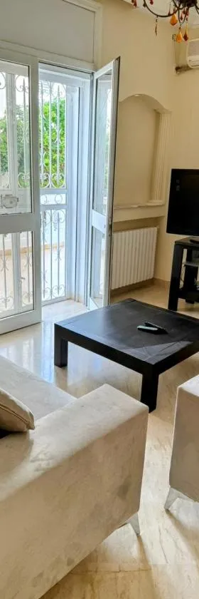 Étage de villa spacieux aux Jardins de la Soukra，位于El Aouina的酒店