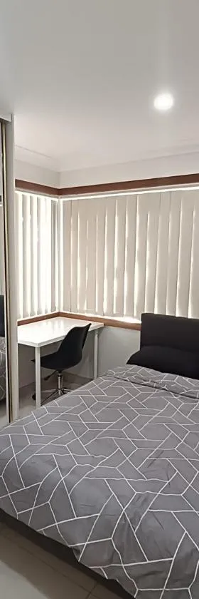 Cozy Room in Spacious Two Story Home - GA，位于Holroyd的酒店