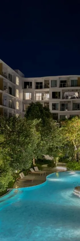 PHYLL Condo Private Beach Vibes at Central Phuket 1 BR Unique Garden View，位于Ban Rangeng的酒店