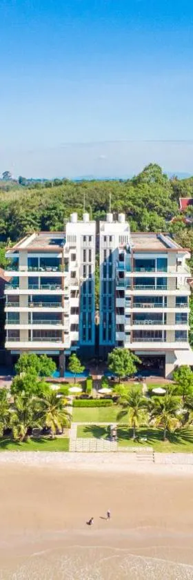 Escape Condominiums Beachfront Suites - Mae Phim，位于罗勇的酒店