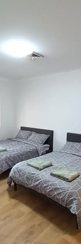 Cozy Family Room with Private Bathroom in Spacious Home - M8，位于Merrylands的酒店