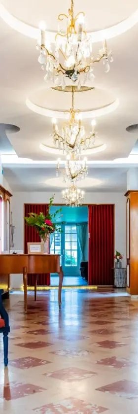 Hotel Joly，位于阿尔芒蒂耶尔的酒店
