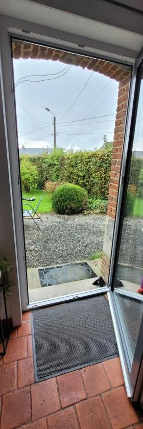 Studio Bienvenue du côté de chez nous avec jardin privatif，位于Wignehies的酒店
