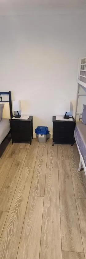 QUICK STOP-GATWICK STAY, Triple room，位于Ifield的酒店