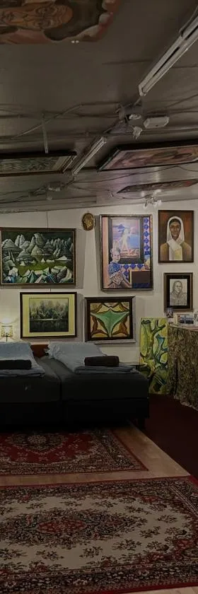 Brimarsbrú sleep inn-art Gallery，位于Njarðvík的酒店