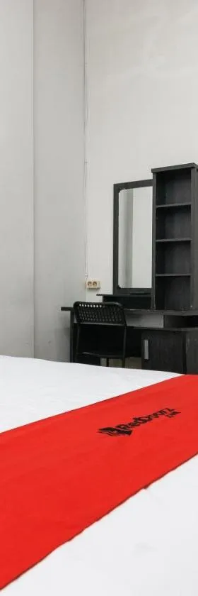 RedDoorz near Mandaya Royal Hospital Puri，位于当格浪的酒店