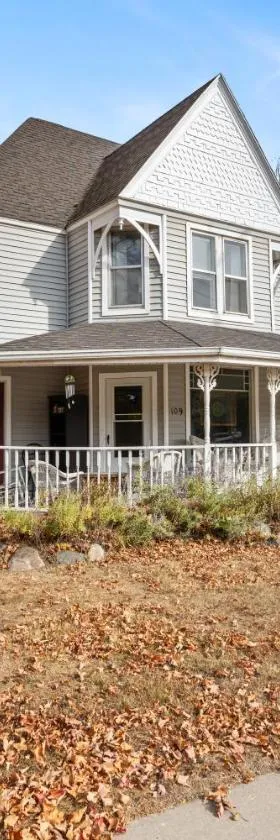 Charlevoix House - The Northside，位于沙勒瓦的酒店