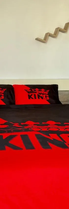 KING Double Bedroom with Private bathroom with Shared Apartment next to bus stop! Best for tourists!，位于Misraħ Il-Barrieri的酒店
