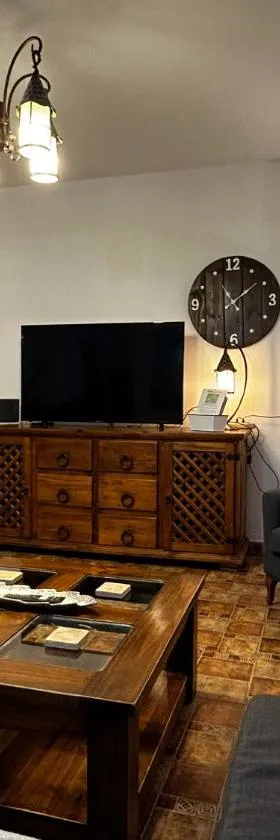Large Apartment with AC and central heating，位于阿达莱斯的酒店