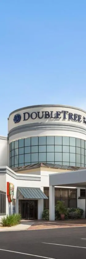 Doubletree by Hilton Fort Myers at Bell Tower Shops，位于迈尔斯堡的酒店