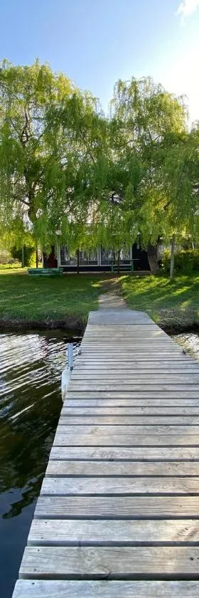 CABAÑA CON MUELLE ORILLA LAGUNA，位于基利翁的酒店