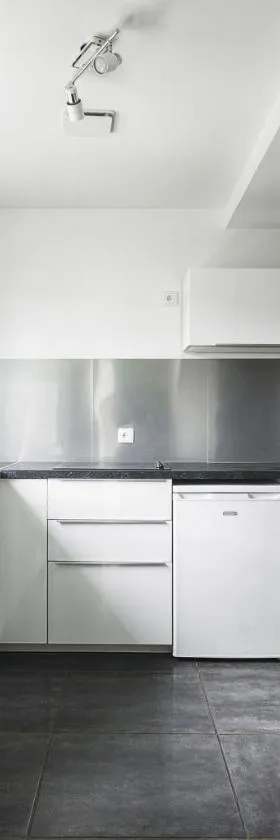 Appartement de 70 m2 dans maison comptenporaine，位于Charnècles的酒店