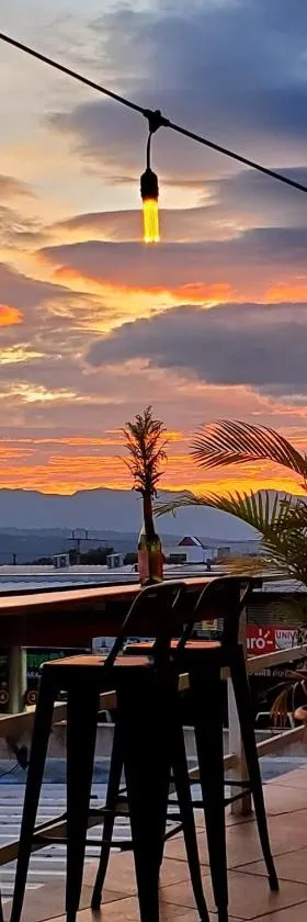 Hostal Sunset Town，位于Ahuachapán的酒店