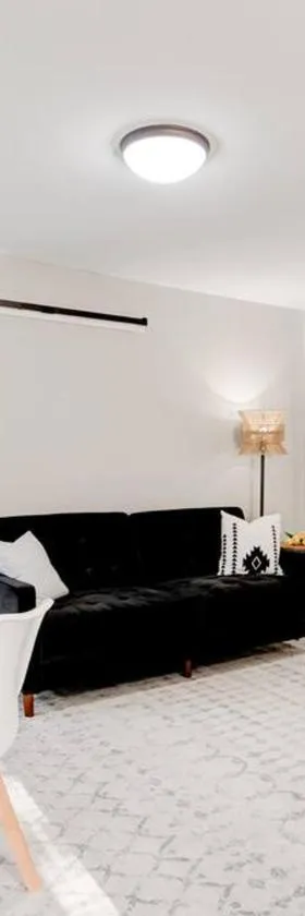Cozy 1-Bedroom Retreat, New Remodel, Fast Wi-Fi，位于哥伦布的酒店