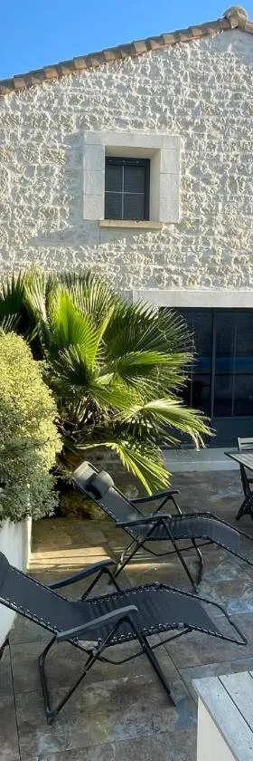 Jolie maison en pierres avec piscine et parking，位于Saint-Gelais的酒店