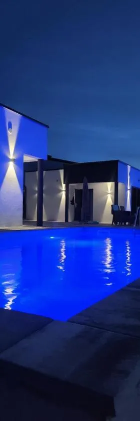 Apartmani City ES，位于察津的酒店