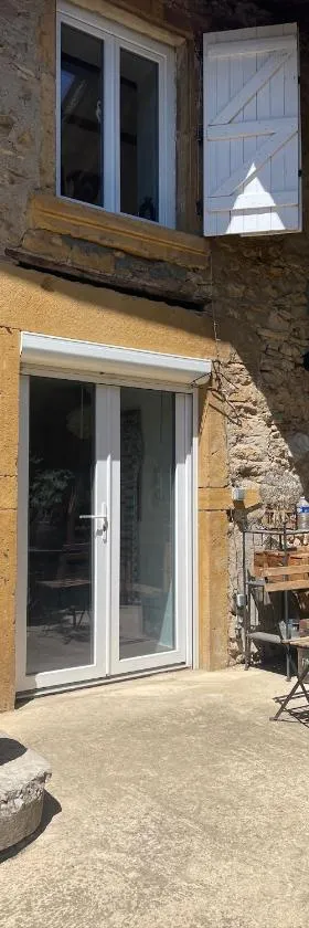 Petit studio aux portes du beaujolais，位于Saint-Germain-Nuelles的酒店