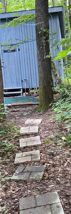 Angie's Country Cabins non electric rustic cabins in the woods You provide the linens Self check in Access to hot shared hot tub，位于Fredonia的酒店