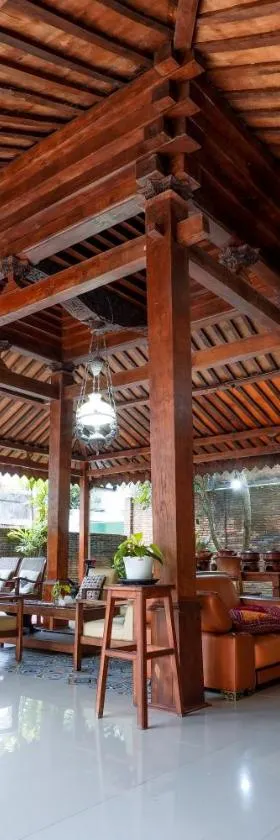 Omah Ralin Family Homestay with Spacious Joglo House，位于Timuran的酒店