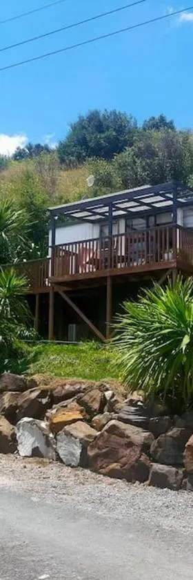 Waterfront weekend stay with sleep out，位于Pahi的酒店