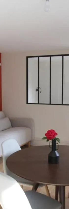 Studio avec jardin Centre ville，位于勒米尔蒙的酒店