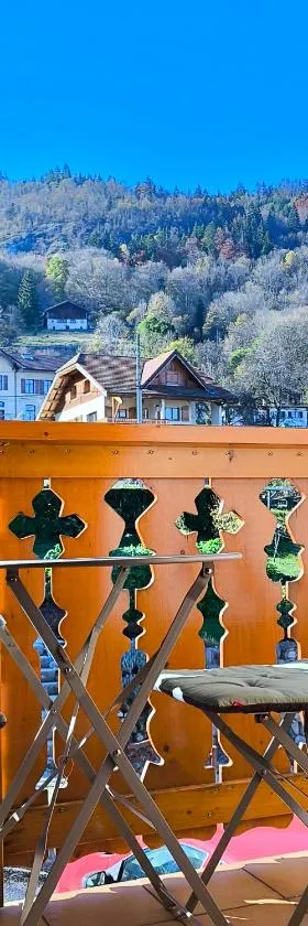 T2 tout confort avec balcon au calme entre lac et montagne，位于Brizon的酒店