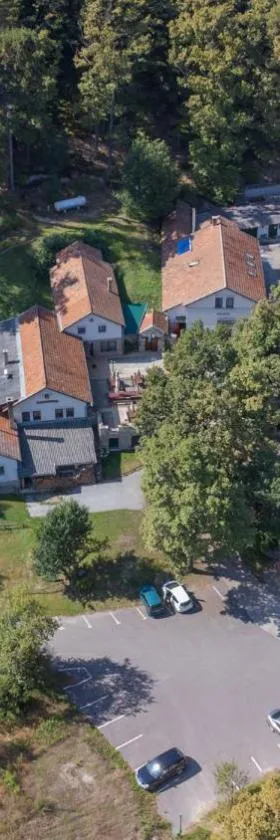 Rókabérc Vadászház Hotel，位于艾尔德贝涅的酒店