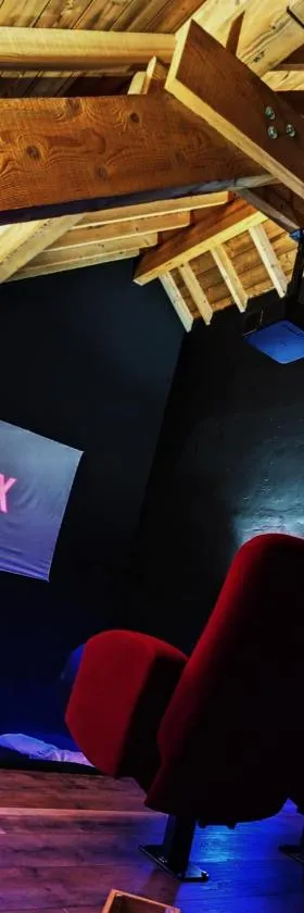 LE COCON l'unique expérience Cinéma room de la Grange Savoyarde 1km du Lac d'Annecy，位于Lathuile的酒店
