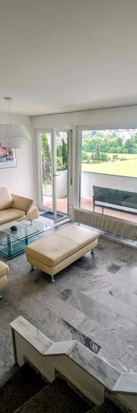 Stilvolles Privatzimmer im Einfamilienhaus nahe Basel，位于Oberwil的酒店