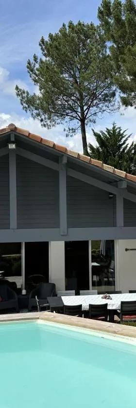 Chez Céline Sous les Pins - Plages et Piscine, Océan et Lac, Vélos et Yoga!，位于旧圣日龙的酒店