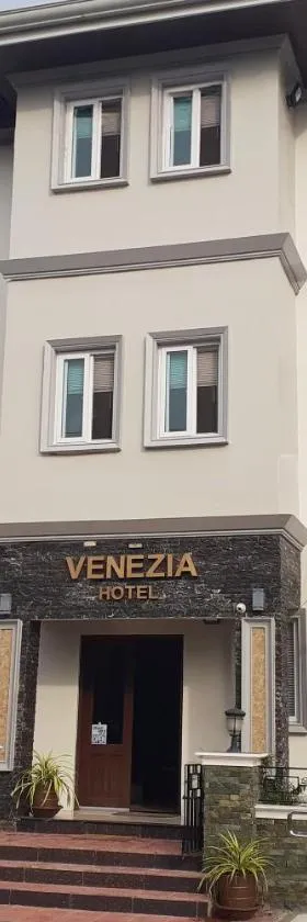 Venezia Suites Hotel Iloilo，位于伊洛伊洛的酒店